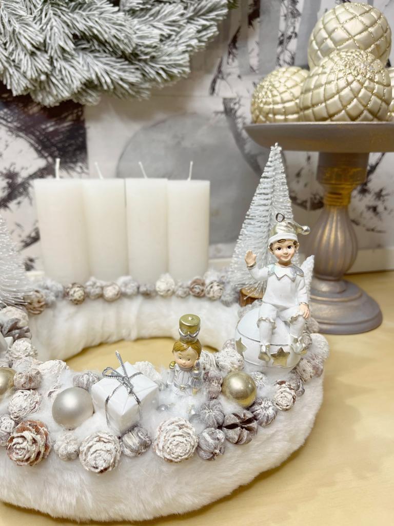 Adventi koszorú fehér gyerekekkel 1