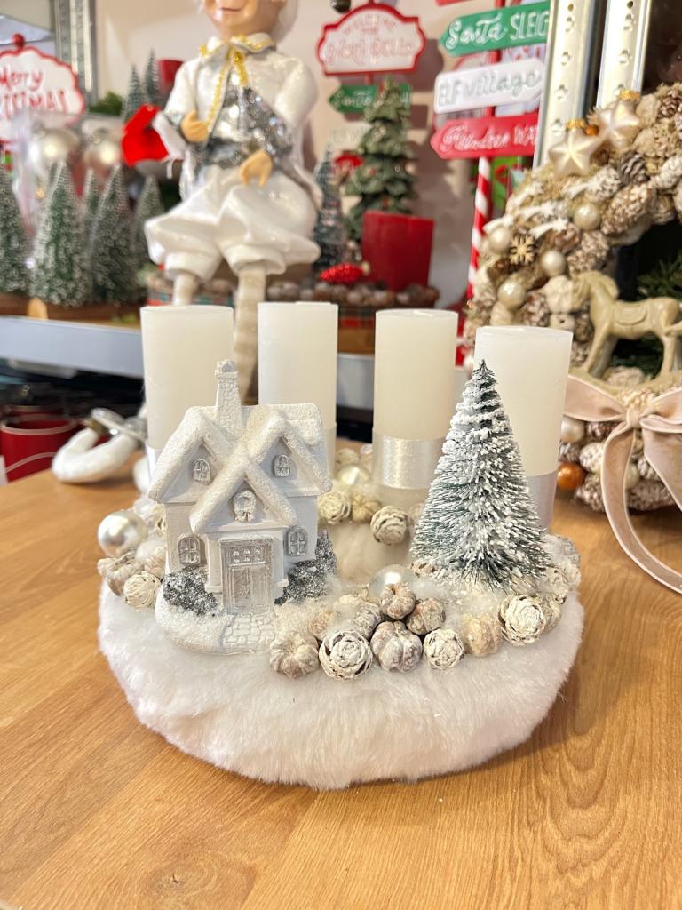 Adventi koszorú havas házikóval, ezüst-fehér, 24cm 1