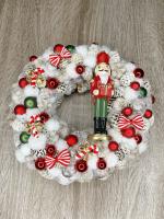 Fehér-piros-zöld adventi kopogtató diótörővel 4