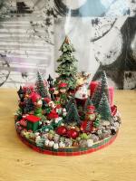 Piros-zöld adventi koszorú manóváros 35x27cm 9