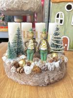 Adventi koszorú katona egerekkel, bézs-zöld, 24cm 5