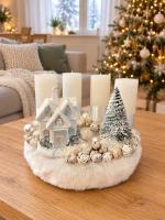 Adventi koszorú havas házikóval, ezüst-fehér, 24cm 2