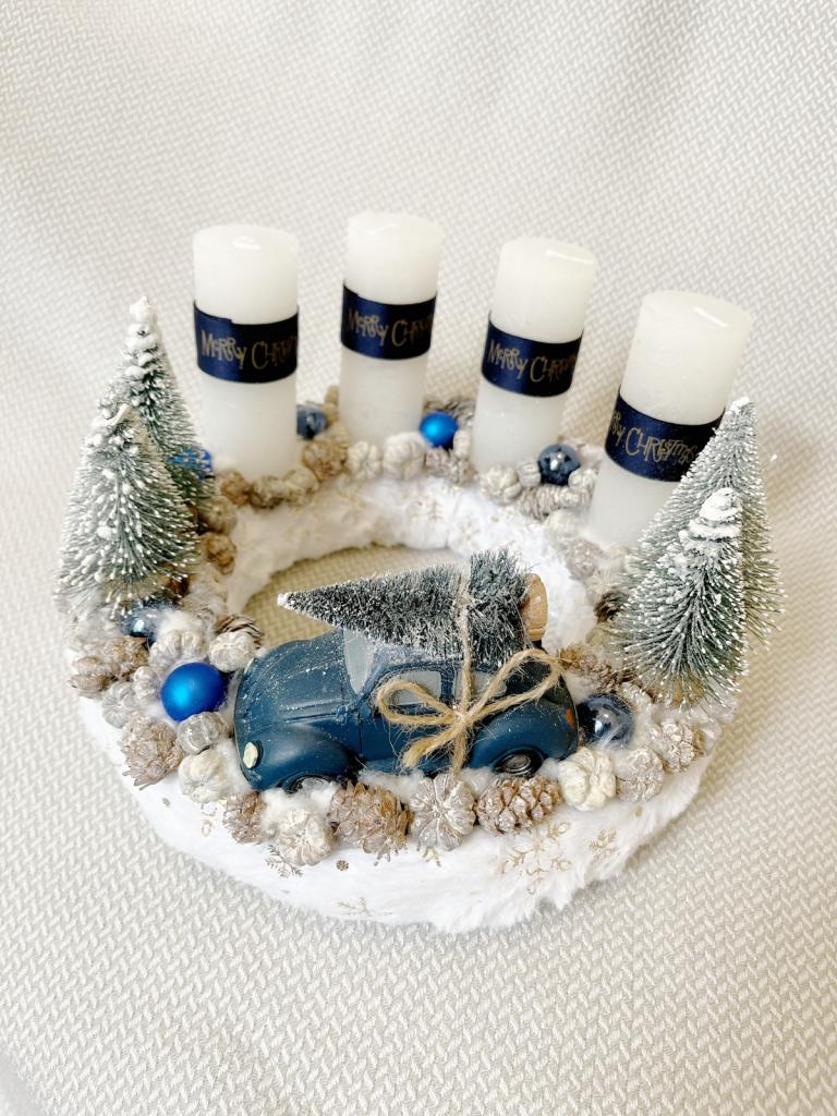 Adventi koszorú autóval, kék-arany-fehér színű 1