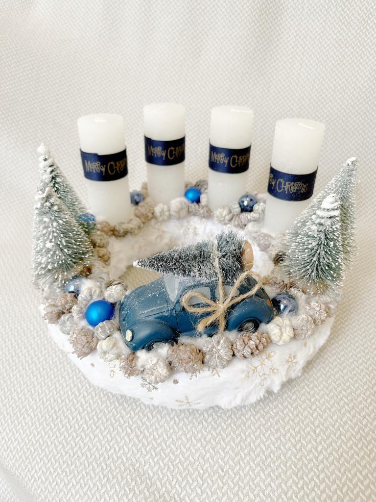 Adventi koszorú autóval, kék-arany-fehér színű 1