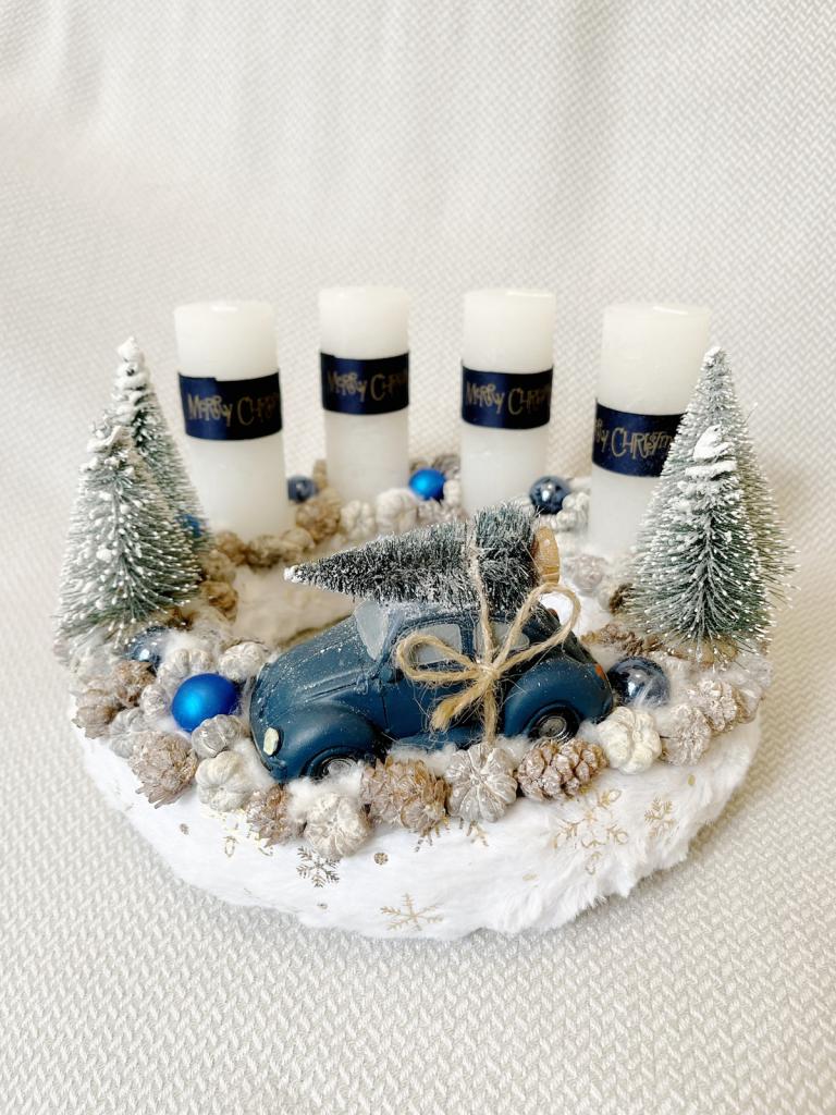 Adventi koszorú autóval, kék-arany-fehér színű 1