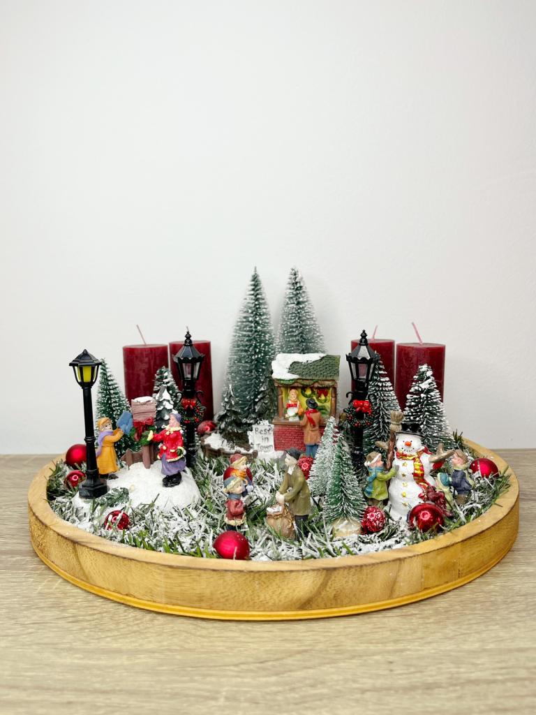 Téli falu adventi koszorú fatálcán 1