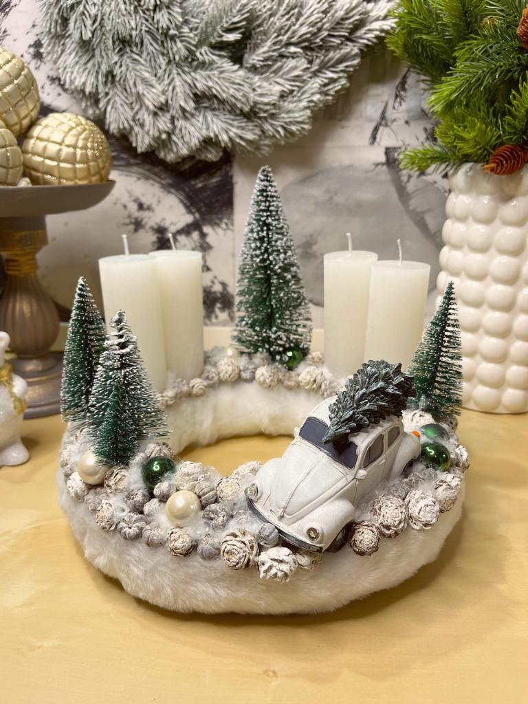 Adventi koszorú fehér autóval 1