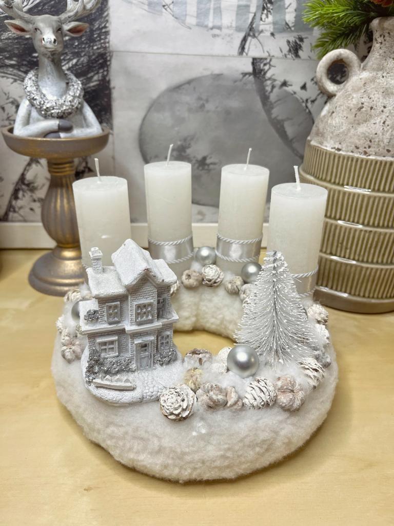Adventi koszorú fehér házzal. 1