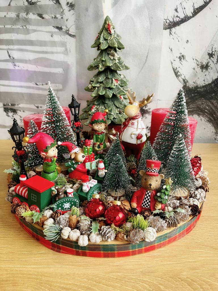 Piros-zöld adventi koszorú manóváros 35x27cm 1