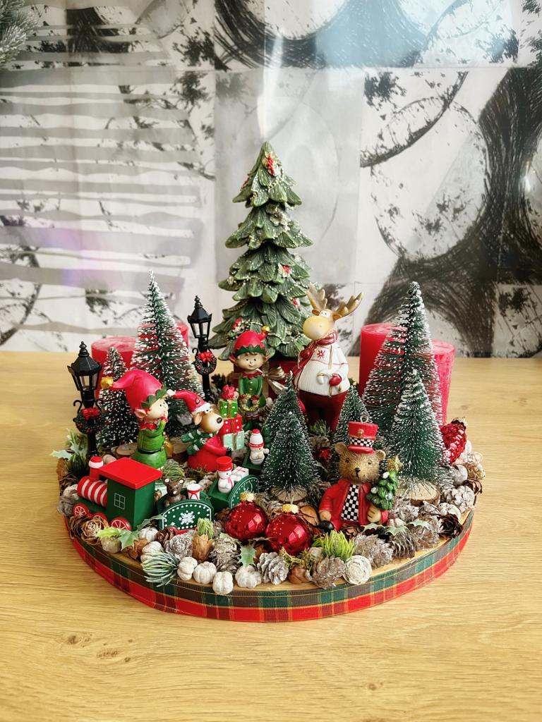 Piros-zöld adventi koszorú manóváros 35x27cm 1
