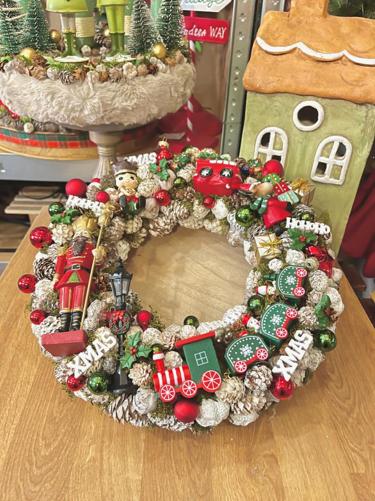 Adventi kopogtató diótörővel és vonattal, piros-zöld, 34cm 1